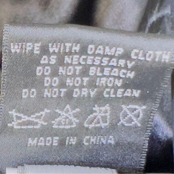 Vintage Rocawear XL Black Buttery Soft Faux Leather W/ROC Zipper Pulls & pockets - Picture 16 of 16